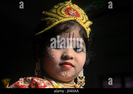 Kolkata, Inde. 14Th Aug 2017. Enfant dans le Seigneur Krishna Janmastami prend des atours de pièces dans Festival à Kolkata. Les enfants s'habiller comme Le Seigneur Krishna à participer le festival Janmastami au temple le 14 août 2017 à Calcutta. Credit : Saikat Paul/Pacific Press/Alamy Live News Banque D'Images