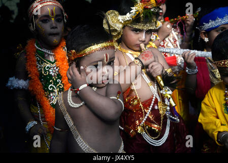 Kolkata, Inde. 14Th Aug 2017. Enfant dans le Seigneur Krishna Janmastami prend des atours de pièces dans Festival à Kolkata. Les enfants s'habiller comme Le Seigneur Krishna à participer le festival Janmastami au temple le 14 août 2017 à Calcutta. Credit : Saikat Paul/Pacific Press/Alamy Live News Banque D'Images