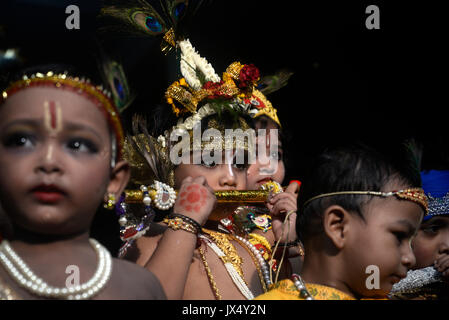 Kolkata, Inde. 14Th Aug 2017. Enfant dans le Seigneur Krishna Janmastami prend des atours de pièces dans Festival à Kolkata. Les enfants s'habiller comme Le Seigneur Krishna à participer le festival Janmastami au temple le 14 août 2017 à Calcutta. Credit : Saikat Paul/Pacific Press/Alamy Live News Banque D'Images