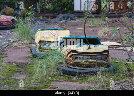 Abondoned, voitures de butoir à la Pripyat jouer la masse, une partie de la zone d'exclusion de Tchernobyl. Pripyat, Ukraine. Banque D'Images