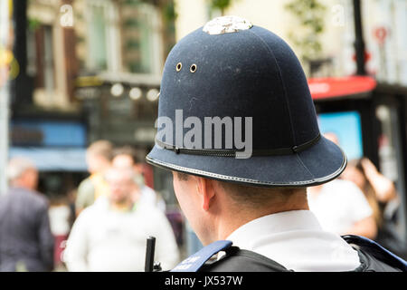 Un policier métropolitain (Bobby) sur le 'beat' dans les rues de Londres, Royaume-Uni Banque D'Images