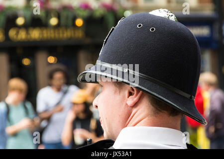 Un policier métropolitain (Bobby) sur le 'beat' dans les rues de Londres, Royaume-Uni Banque D'Images