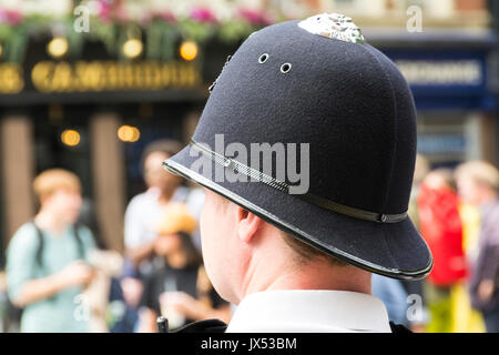 Un policier métropolitain (Bobby) sur le 'beat' dans les rues de Londres, Royaume-Uni Banque D'Images