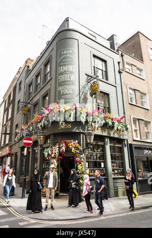 L'extérieur de la taverne de Londres de l'aventurière britannique, Phileas Fogg, Esq J., Saint Martin's Lane, Covent Garden, Londres, WC2, UK Banque D'Images