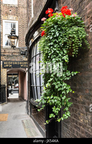 Un Goodwin court au gaz (construit en 1627), le véritable Harry Potter Diagon Alley à Covent Garden, Londres, WC2, Angleterre, Royaume-Uni Banque D'Images