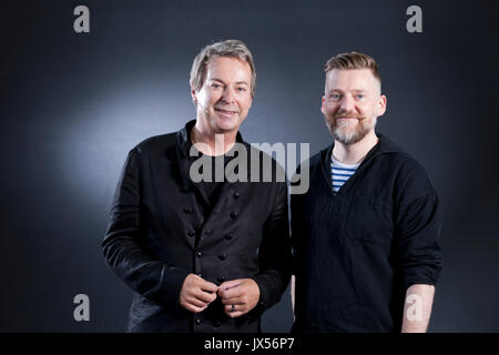 Edinburgh, Royaume-Uni. 14Th Aug 2017. Julian Clary, (à gauche) le comédien et romancier anglais, avec David Roberts, l'illustratrice primée, apparaissant à l'Edinburgh International Book Festival. Crédit : GARY DOAK/Alamy Live News Banque D'Images