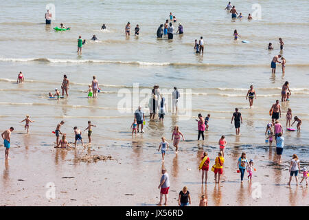 Beach Resort sur la côte sud-est de l'Angleterre, Broadstairs. Les gens et les touristes dans les eaux peu profondes de la pagaie mer calme sur le bord de plage principale, Viking Bay. Banque D'Images