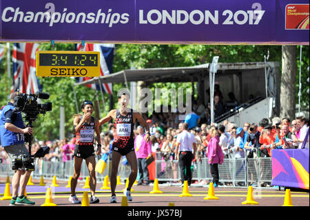 Londres, Royaume-Uni. 13 août 2017. (3e place) Kai Kobayashi (JPN) et (2e place) Hirooki Arai (JPN) dans la course des hommes. Les marcheurs de course prendre part à la course à pied mixte de 50 km dans le centre commercial, au jour 10 de l'es Championnats du Monde 2017 de Londres. L'itinéraire prend dans le centre commercial, le palais de Buckingham et l'Admiralty Arch. Crédit : Stephen Chung / Alamy Live News Banque D'Images