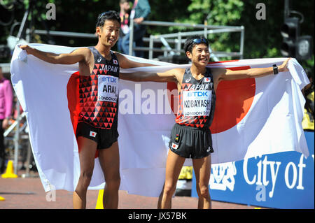 Londres, Royaume-Uni. 13 août 2017. (2e place) Hirooki Arai (JPN) et (3e place) Kai Kobayashi (JPN) dans la course des hommes. Les marcheurs de course prendre part à la course à pied mixte de 50 km dans le centre commercial, au jour 10 de l'es Championnats du Monde 2017 de Londres. L'itinéraire prend dans le centre commercial, le palais de Buckingham et l'Admiralty Arch. Crédit : Stephen Chung / Alamy Live News Banque D'Images