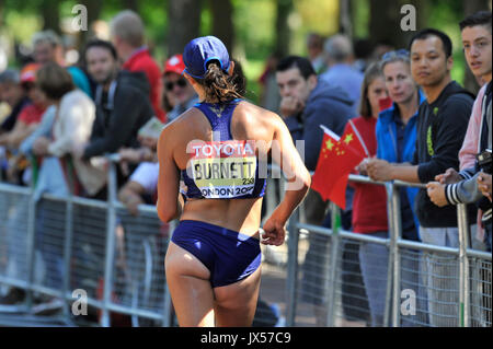 Londres, Royaume-Uni. 13 août 2017. Une éventuelle 4e place chez les dames Kathleen Burnett (USA). Les marcheurs de course prendre part à la course à pied mixte de 50 km dans le centre commercial, au jour 10 de l'es Championnats du Monde 2017 de Londres. L'itinéraire prend dans le centre commercial, le palais de Buckingham et l'Admiralty Arch. Crédit : Stephen Chung / Alamy Live News Banque D'Images