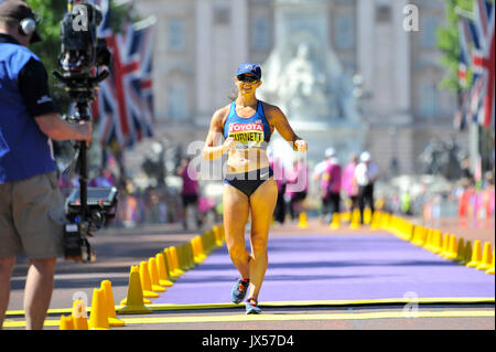 Londres, Royaume-Uni. 13 août 2017. 4e place chez les dames Kathleen Burnett (USA). Les marcheurs de course prendre part à la course à pied mixte de 50 km dans le centre commercial, au jour 10 de l'es Championnats du Monde 2017 de Londres. L'itinéraire prend dans le centre commercial, le palais de Buckingham et l'Admiralty Arch. Crédit : Stephen Chung / Alamy Live News Banque D'Images