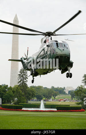 Un marin, avec le Président des Etats-Unis, Donald J. Trump à bord, arrive sur la pelouse Sud pour une journée de réunions à la Maison Blanche, à Washington, DC, le 14 août 2017. Crédit : Martin H. Simon/CNP /MediaPunch Banque D'Images