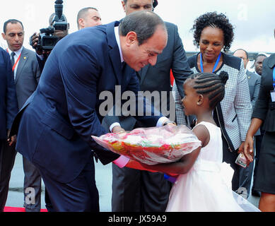 Dar Es Salaam, Tanzanie. 14Th Aug 2017. Le président égyptien, Abdel Fattah al-Sisi assiste à la cérémonie d'accueil à leur arrivée à l'Aéroport International Julius Nyerere de Dar es Salaam, Tanzanie, 14 août 2017 : Crédit Bureau Président égyptien/APA/Images/fil ZUMA Alamy Live News Banque D'Images