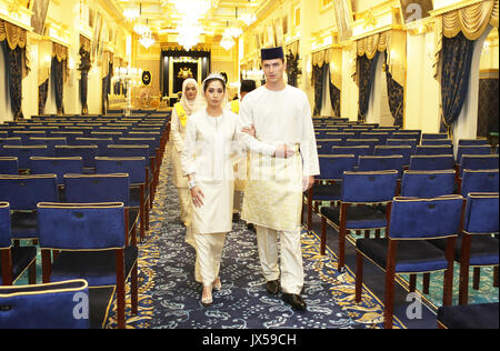 Document - Le mariage de la princesse Tunku Tun Aminah Sultan Ibrahim(bijoux) et néerlandais-né Dennis Muhammad Abdullah, le 14 août 2017, au Grand Palais à Johor Bahru. Pays-bas/Point de vue des éditeurs (ATTENTION : POUR UN USAGE ÉDITORIAL UNIQUEMENT DANS LE CADRE DE RAPPORTS ACTUEL/ crédit obligatoire) Photo : Albert Nieboer/Bureau de presse Royal Johor/dpa Banque D'Images