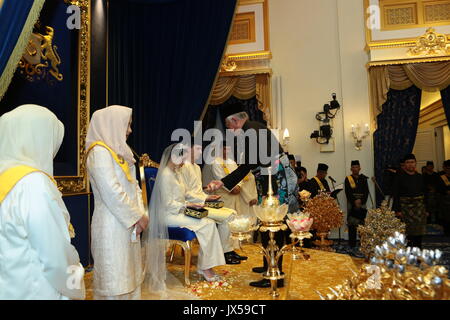 Document - Le mariage de la princesse Tunku Tun Aminah Sultan Ibrahim(bijoux) et néerlandais-né Dennis Muhammad Abdullah, le 14 août 2017, au Grand Palais à Johor Bahru. Pays-bas/Point de vue des éditeurs (ATTENTION : POUR UN USAGE ÉDITORIAL UNIQUEMENT DANS LE CADRE DE RAPPORTS ACTUEL/ crédit obligatoire) Photo : Albert Nieboer/Bureau de presse Royal Johor/dpa Banque D'Images