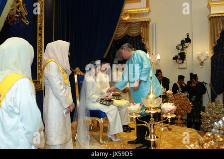 Document - Le mariage de la princesse Tunku Tun Aminah Sultan Ibrahim(bijoux) et néerlandais-né Dennis Muhammad Abdullah, le 14 août 2017, le Sultan Ibrahim de Johor, le père de la princesse d'Aminah, effectuant l'Tunku cérémonie de bénédiction. La mariée est la fille unique du Sultan et son épouse, Raja Zarith Sofiah, qui ont quatre autres garçons. /POINT DE VUE OUT - (à l'ATTENTION DES RÉDACTEURS : POUR UN USAGE ÉDITORIAL UNIQUEMENT DANS LE CADRE DE RAPPORTS ACTUEL/ crédit obligatoire) Photo : Albert Nieboer/Bureau de presse Royal Johor/dpa Banque D'Images