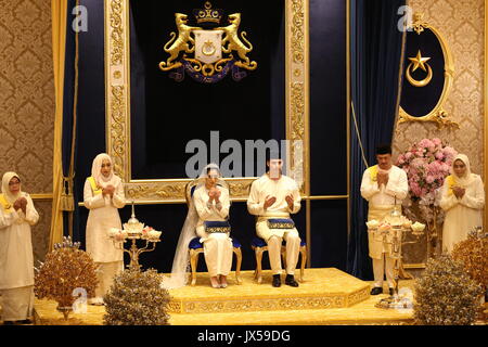 Document - Le mariage de la princesse Tunku Tun Aminah Sultan Ibrahim(bijoux) et néerlandais-né Dennis Muhammad Abdullah, le 14 août 2017, au Grand Palais à Johor Bahru. Pays-bas/Point de vue des éditeurs (ATTENTION : POUR UN USAGE ÉDITORIAL UNIQUEMENT DANS LE CADRE DE RAPPORTS ACTUEL/ crédit obligatoire) Pays-Bas OUT/Point de Vue Photo : Albert Nieboer/RoyalPress/dpa Banque D'Images