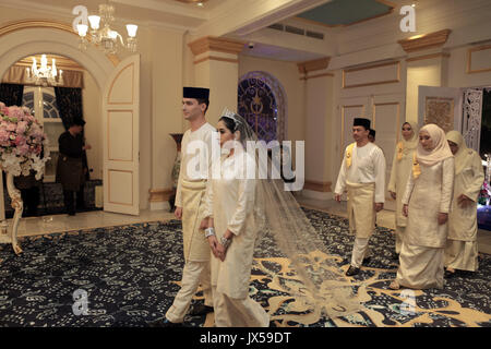 Document - Princess Tunku Tun Aminah Sultan Ibrahim et néerlandais-né Dennis Muhammad Abdullah (L), au cours de leur mariage le 14 août 2017 à Johor Bahru, Malaisie. Le couple royal a fait leur première apparition publique en tant que mari et femme sur les marches de l'Istana Besar historique (Grand Palais).(L'ATTENTION DES RÉDACTEURS : POUR UN USAGE ÉDITORIAL UNIQUEMENT DANS LE CADRE DE RAPPORTS ACTUEL/ crédit obligatoire) Pays-Bas / le point de vue Photo : Bureau de presse Royal Johor/dpa Banque D'Images