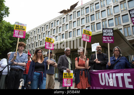 Londres, Royaume-Uni. 14 août, 2017. Les partisans de s'unir contre le fascisme organiser une manifestation silencieuse devant l'ambassade du Canada en solidarité avec les antifascistes à Charlottesville, Virginie, et en mémoire de Heather Heyer qui a été tué quand une voiture a été piloté à personnes qui protestaient contre un nationaliste blanc de mars. Credit : Mark Kerrison/Alamy Live News Banque D'Images