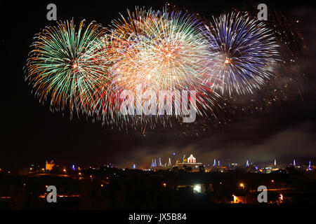 D'artifice de couleurs sont encore au-dessus de l'église de Ghaxaq village de Malte à la veille de l'Assomption, une date importante dans le calendrier religieux catholique romaine et l'un qui est célébrée chaque année par plusieurs villes et villages maltais Banque D'Images