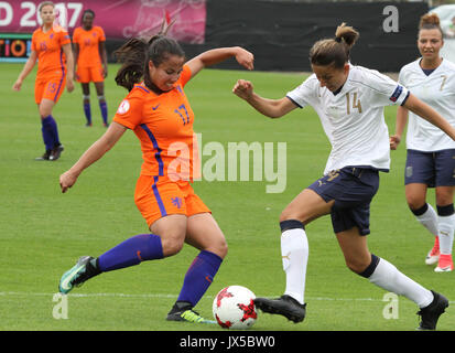 Parc Shamrock, Portadown, Irlande du Nord. 14 août 2017. Les femmes de l'UEFA des moins de 19 ans Groupe B - Pays-Bas/Italie. Pattiwael Naomi, Pays-Bas (17) et Erika Santoro Italie (14). Crédit : David Hunter/Alamy Live News. Banque D'Images