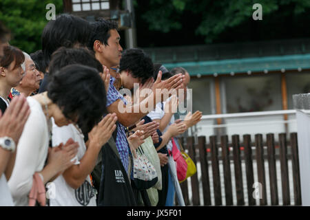 Tokyo, Japon. Août 15, 2017. Offrir aux visiteurs une minute de silence en hommage à la guerre mort à Yasukuni sur le 72e anniversaire de la capitulation du Japon dans la deuxième guerre mondiale, le 15 août 2017, Tokyo, Japon. Le premier ministre Shinzo Abe n'était pas parmi les législateurs de visiter le Sanctuaire et envoyé au lieu d'un rituel qui offre d'éviter la colère des pays voisins qui s'associe également avec les criminels de guerre Yasukuni et passé impérial du Japon. Credit : Rodrigo Reyes Marin/AFLO/Alamy Live News Banque D'Images