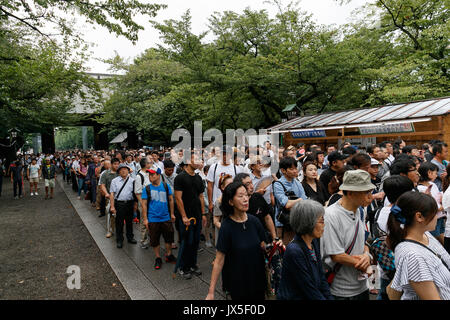 Tokyo, Japon. Août 15, 2017. Les gens visiter Yasukuni pour rendre hommage aux morts de guerre sur le 72e anniversaire de la capitulation du Japon dans la deuxième guerre mondiale, le 15 août 2017, Tokyo, Japon. Le premier ministre Shinzo Abe n'était pas parmi les législateurs de visiter le Sanctuaire et envoyé au lieu d'un rituel qui offre d'éviter la colère des pays voisins qui s'associe également avec les criminels de guerre Yasukuni et passé impérial du Japon. Credit : Rodrigo Reyes Marin/AFLO/Alamy Live News Banque D'Images