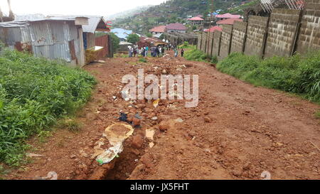 Freetown. 14Th Aug 2017. Photo prise le 14 août 2017 montre la coulée à Freetown, Sierra Leone. Plus de 300 personnes ont été tuées dans un glissement de terrain et des inondations le lundi dans la région de la capitale de la Sierra Leone Freetown, le radiodiffuseur national dit. Credit : Liu Yu/Xinhua/Alamy Live News Banque D'Images