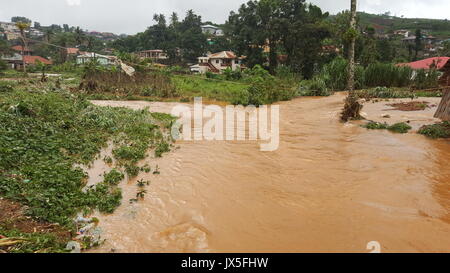 Freetown. 14Th Aug 2017. Photo prise le 14 août 2017 montre l'inondation à Freetown, Sierra Leone. Plus de 300 personnes ont été tuées dans un glissement de terrain et des inondations le lundi dans la région de la capitale de la Sierra Leone Freetown, le radiodiffuseur national dit. Credit : Liu Yu/Xinhua/Alamy Live News Banque D'Images