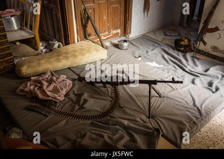 Raqqa, la Syrie. 12Th Aug 2017. Une mitrailleuse de la République Les Forces Démocratiques (SDF) allongé sur un matelas tout en batailles contre l'Etat islamique (est) de la milice de terreur continuent à Raqqa, Syrie, 12 août 2017. (Photo disponible oin 14 août 2017.) Photo : Morukc Umnaber/dpa/Alamy Live News Banque D'Images