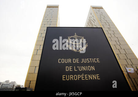 Karlsruhe, Allemagne. Août 15, 2017. Fichier - File photo datée du 26 janvier 2012 montrant les deux tours de la Cour européenne de justice de Luxembourg. Il est annoncé à Karlsruhe, Allemagne, 15 août 2017, après que plusieurs plaintes contre l'achat de milliards d'euros de dette publique faite par la BCE, la Cour constitutionnelle fédérale d'Allemagne est le renvoi de l'affaire devant la Cour européenne de Justice. Photo : Thomas Frey/dpa/Alamy Live News Banque D'Images