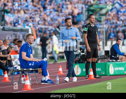 Berlin, Allemagne. 14Th Aug 2017. Schalke l'entraîneur adjoint, Peter Perchtold, entraîneur-chef Domenico Tedesco et 4ème match arbitre Henry Muller (de gauche à droite) regarder la partie de la marge de la DFB Cup match opposant BFC Dynamo vs FC Schalke 04 dans la Friedrich Ludwig Jahn Sports Park à Berlin, Allemagne, 14 août 2017. Photo : Annegret Hilse/dpa/Alamy Live News Banque D'Images