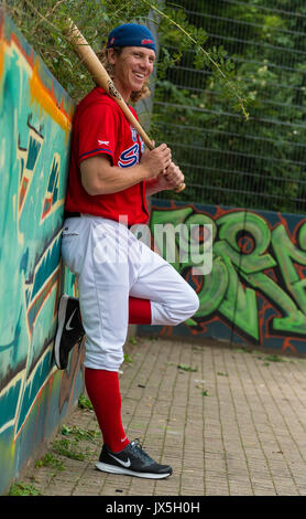 Hambourg, Allemagne. 24 juillet, 2017. Le célèbre joueur de baseball à partir de Hambourg, Michael 'Mitch' Franke, posant pour l'appareil photo à Hambourg, Allemagne, 24 juillet 2017. L'ancien joueur de l'Allemagne Hambourg propose des programmes renifleurs de camps pour enfants à Hambourg. Photo : Christophe Gateau/dpa/Alamy Live News Banque D'Images