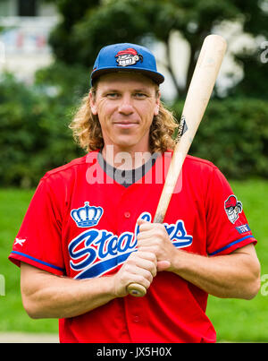 Hambourg, Allemagne. 24 juillet, 2017. Le célèbre joueur de baseball à partir de Hambourg, Michael 'Mitch' Franke, posant pour l'appareil photo à Hambourg, Allemagne, 24 juillet 2017. L'ancien joueur de l'Allemagne Hambourg propose des programmes renifleurs de camps pour enfants à Hambourg. Photo : Christophe Gateau/dpa/Alamy Live News Banque D'Images