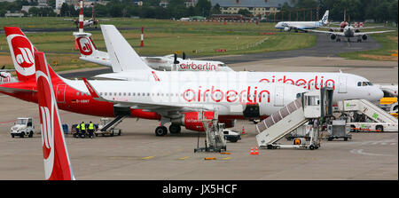 Fichier - File photo datée du 12 juin 2017 montrant des aéronefs de la compagnie Air Berlin dans la piste de l'aéroport de ville capitale BER Schönefeld, Allemagne. Air Berlin a déclaré faillite. La société a annoncé le 15 août 2017, après Etihad - les principales fonctions de l'entreprise investisseurs - a annoncé qu'il n'a pas plus d'aide financière disponible, "qu'il est venu d'être qu'il n'y a pas de perspectives d'avenir plus positif pour Air Berlin PLC'. Photo : Wolfgang Kumm/dpa Banque D'Images