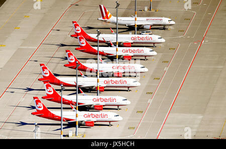 Fichier - File photo datée du 19 mai 2017 montrant des aéronefs de la compagnie Air Berlin stationné dans la capitale à l'aéroport BER Schönefeld, Allemagne. Air Berlin a déclaré faillite. La société a annoncé le 15 août 2017, après Etihad - les principales fonctions de l'entreprise investisseurs - a annoncé qu'il n'a pas plus d'aide financière disponible, "qu'il est venu d'être qu'il n'y a pas de perspectives d'avenir plus positif pour Air Berlin PLC'. Photo : Ralf Hirschberger/dpa-Zentralbild/dpa Banque D'Images