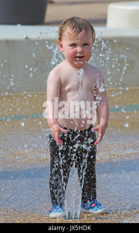 Bournemouth, Dorset, UK. Août 15, 2017. Météo France : chaude journée ensoleillée à plages de Bournemouth, en tant que visiteurs, chef de la station pour profiter du soleil. Credit : Carolyn Jenkins/Alamy Live News Banque D'Images