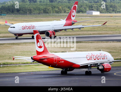 Fichier - File photo datée du 13 juin 2017 montrant des aéronefs de la compagnie Air Berlin dans la piste de l'aéroport de Düsseldorf en Allemagne. Air Berlin a déclaré faillite. La société a annoncé le 15 août 2017, après Etihad - les principales fonctions de l'entreprise investisseurs - a annoncé qu'il n'a pas plus d'aide financière disponible, "qu'il est venu d'être qu'il n'y a pas de perspectives d'avenir plus positif pour Air Berlin PLC'. Photo : Roland Weihrauch/dpa Banque D'Images