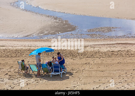 Bournemouth, Dorset, UK. Août 15, 2017. Météo France : chaude journée ensoleillée à plages de Bournemouth, en tant que visiteurs, chef de la station pour profiter du soleil. Credit : Carolyn Jenkins/Alamy Live News Banque D'Images