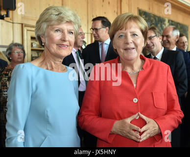 Berlin, Allemagne. Août 15, 2017. La chancelière allemande, Angela Merkel, félicitant editeur Friede Springer (L) pour son 75e anniversaire à Berlin, Allemagne, 15 août 2017. Photo : Britta Pedersen/dpa-Zentralbild/dpa/Alamy Live News Banque D'Images