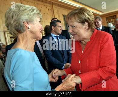 Berlin, Allemagne. Août 15, 2017. La chancelière allemande, Angela Merkel, félicitant editeur Friede Springer (L) pour son 75e anniversaire à Berlin, Allemagne, 15 août 2017. Photo : Britta Pedersen/dpa-Zentralbild/dpa/Alamy Live News Banque D'Images