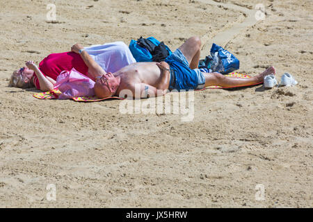 Bournemouth, Dorset, UK. Août 15, 2017. Météo France : chaude journée ensoleillée à plages de Bournemouth, en tant que visiteurs, chef de la station pour profiter du soleil. Credit : Carolyn Jenkins/Alamy Live News Banque D'Images