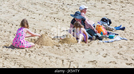 Bournemouth, Dorset, UK. Août 15, 2017. Météo France : chaude journée ensoleillée à plages de Bournemouth, en tant que visiteurs, chef de la station pour profiter du soleil. Credit : Carolyn Jenkins/Alamy Live News Banque D'Images