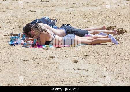 Bournemouth, Dorset, UK. Août 15, 2017. Météo France : chaude journée ensoleillée à plages de Bournemouth, en tant que visiteurs, chef de la station pour profiter du soleil. Credit : Carolyn Jenkins/Alamy Live News Banque D'Images