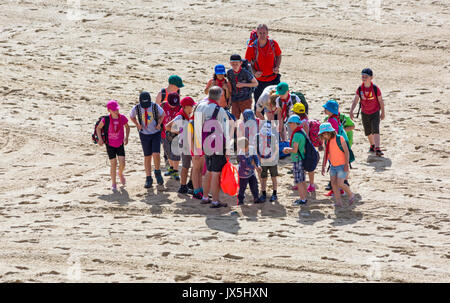 Bournemouth, Dorset, UK. Août 15, 2017. Météo France : chaude journée ensoleillée à plages de Bournemouth, en tant que visiteurs, chef de la station pour profiter du soleil. Credit : Carolyn Jenkins/Alamy Live News Banque D'Images