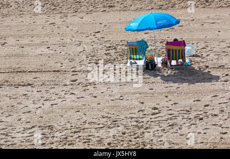 Bournemouth, Dorset, UK. Août 15, 2017. Météo France : chaude journée ensoleillée à plages de Bournemouth, en tant que visiteurs, chef de la station pour profiter du soleil. Credit : Carolyn Jenkins/Alamy Live News Banque D'Images