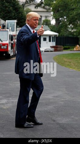 Le Président des Etats-Unis, Donald J. Trump quitte la pelouse Sud après une journée de réunions à la Maison Blanche, à Washington, DC, le 14 août 2017. Crédit : Martin H. Simon/CNP /MediaPunch Banque D'Images