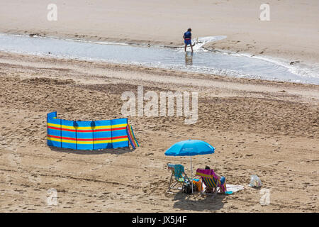 Bournemouth, Dorset, UK. Août 15, 2017. Météo France : chaude journée ensoleillée à plages de Bournemouth, en tant que visiteurs, chef de la station pour profiter du soleil. Credit : Carolyn Jenkins/Alamy Live News Banque D'Images