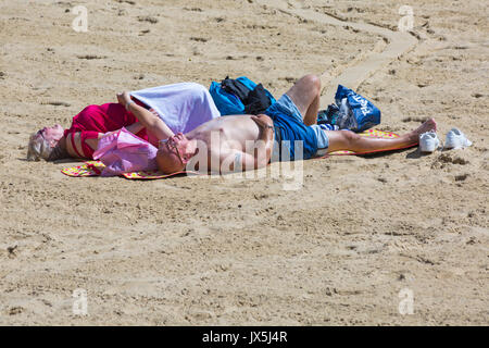 Bournemouth, Dorset, UK. Août 15, 2017. Météo France : chaude journée ensoleillée à plages de Bournemouth, en tant que visiteurs, chef de la station pour profiter du soleil. Credit : Carolyn Jenkins/Alamy Live News Banque D'Images
