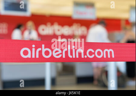 Berlin, Allemagne. Août 15, 2017. Un ruban de signalisation avec le logo site airberlin.com peut être vu à l'aéroport de Tegel à Berlin, Allemagne, 15 août 2017. La compagnie aérienne Air Berlin a déposé auprès de l'insolvabilité. Photo : Paul Zinken/dpa/Alamy Live News Banque D'Images